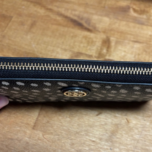 Tory Burch Black and Cream Spotted Wallet - Picture 10 of 13